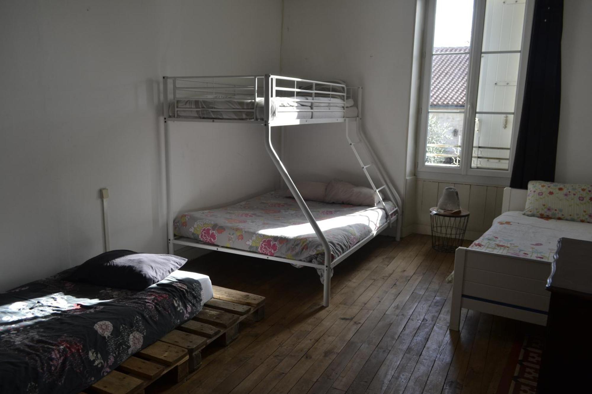 Bed and Breakfast Grande Chambre D'Hote Pour 4 A 5 Personnes à Chef-Boutonne Extérieur photo
